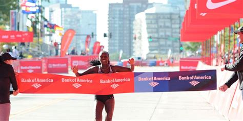 Kenyans Dominate the 2016 Chicago Marathon .